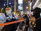 Policisté dohlíejí na poádek bhem protest v Hongkongu. (15. kvtna 2020)
