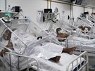 Pacienti s onemocnním covid-19 v polní nemocnici Gilberto Novaes v Manausu v...