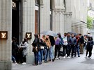 Zákazníci ekají ped prodejnou módní znaky Louis Vuitton ve výcarsku. 11....