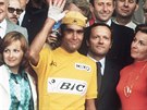 Luis Ocaa slaví triumf na Tour v roce 1973.