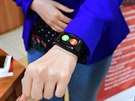 Chytr� hodinky funguj�c� jako mobiln� telefon p�ipevn�n� na ruce. Technologie...