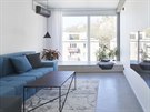 Obývací pokoj v minimalistickém pojetí nabízí relax pímo u okna s výhledem do...