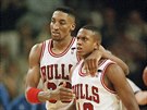 Scottie Pippen (vlevo) a B. J. Armstrong v dresech Chicago Bulls v roce 1994