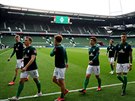 Fotbalisté Werderu Brémy se rozcviili ped prázdnými tribunami.