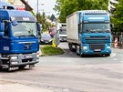Obyvatel hradeckho Pouchova protestuj petic proti kamionm (4. 5. 2020).
