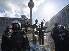 Demonstranti na námstí Alexanderplatz v Berlín protestovali proti vládním...