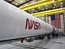 Píprava rakety Falcon 9, která má vynést do kosmu vbec poprvé lo CrewDragon...