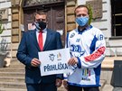 Prezident kolínského hokejového klubu Lubo From (vlevo) a starosta msta...