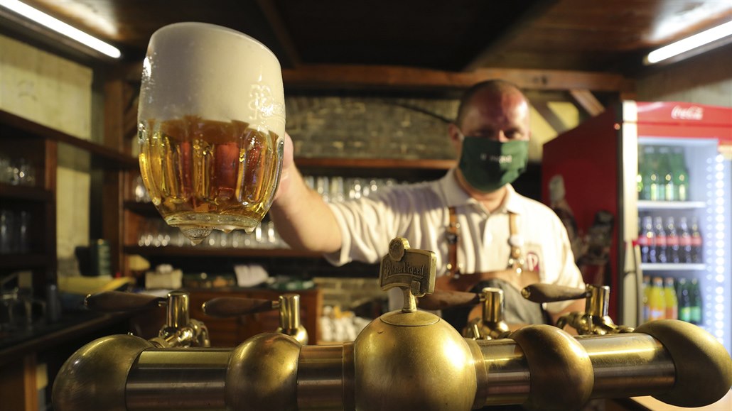 Pivo teklo, i když méně. Prazdroji loni kvůli covidu klesl zisk o pětinu