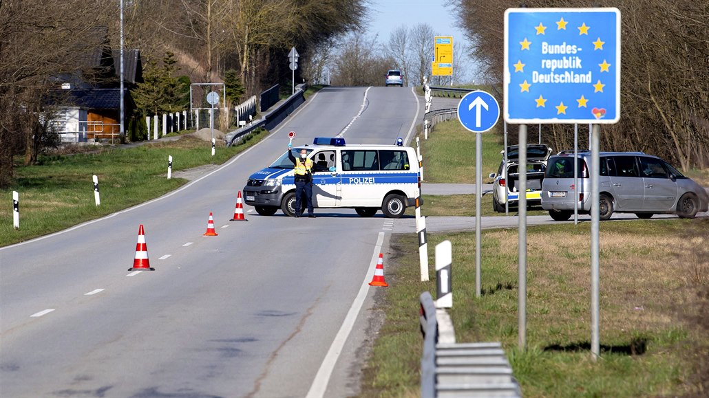 Policista hlídkující u nmecko-rakouského hraniního pechodu na silnici B512...