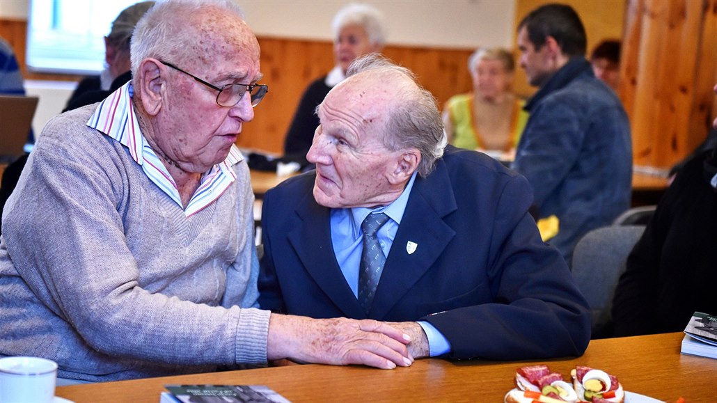 Bývalý politický v�ze� a poslední p�edseda Svazu PTP Jan Decker (uprost�ed)...