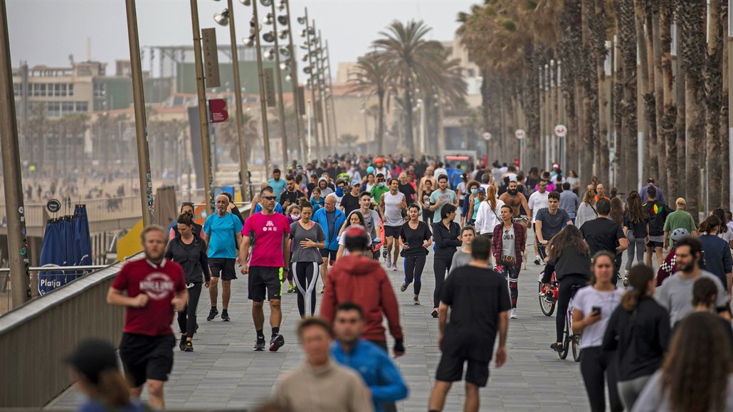 Zcela zapln�ná promenáda v Barcelon�, která je op�t otev�ená za ú�elem...