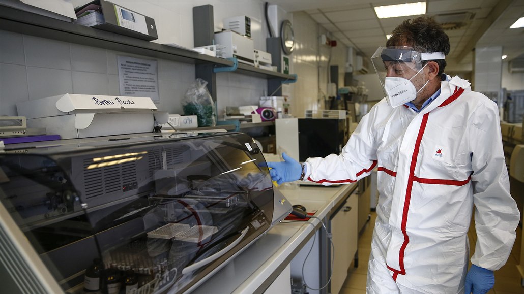 Zatímco experti zkoumají koronavirus v laboratoích, David You vyuívá jejich...