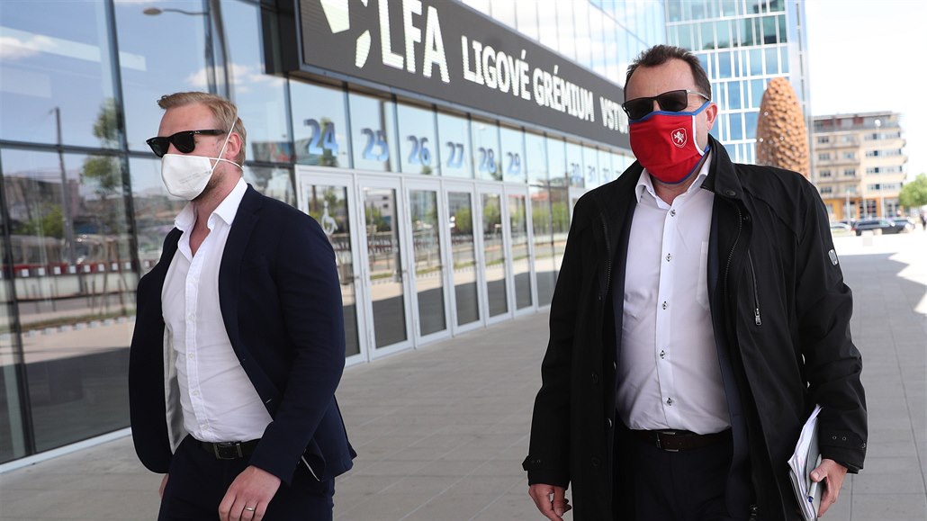 Martin Malík (vpravo), pedseda Fotbalové asociace R, pichází na Ligové...