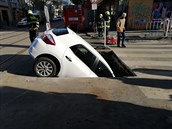 Řidička s autem spadla ve strašnické ulici Nad Primaskou do výkopu.