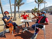 Italští turisté oslavují na pláži Las Canteras. (11. května 2020)