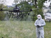 Pracovníci specializované firmy dezinfikovali pomocí dronů veřejná prostranství...