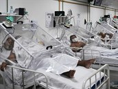 Pacienti s onemocněním covid-19 v polní nemocnici Gilberto Novaes v Manausu v...