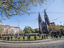 Pražské náměstí Míru jak na konci války. Lidé stojí nekonečnou frontu po obřími...