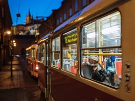Cestující v tramvaji na pražské Malé Straně (26. března 2020)