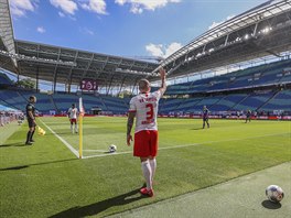 Angelino z Lipska rozehrává rohový kop na prázdném stadionu. Bundesliga zaila...