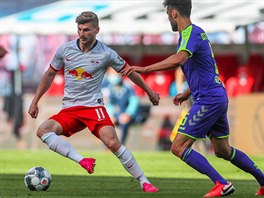 Timo Werner, útoník Lipska, hledá cestu obranou Freiburgu.