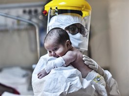 Zdravotn sestra s miminkem infikovanm koronavirem v istanbulsk nemocnici....