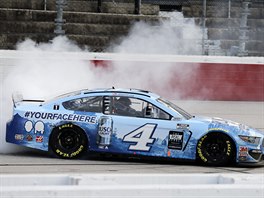 Kevin Harvick po vtzstv v Darlingtonu v rmci okruhovho serilu NASCAR