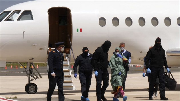 Italská humanitární pracovnice Silvia Romano se po 18 měsících v zajetí somálských islamistů vrátila do vlasti (10. května 2020)