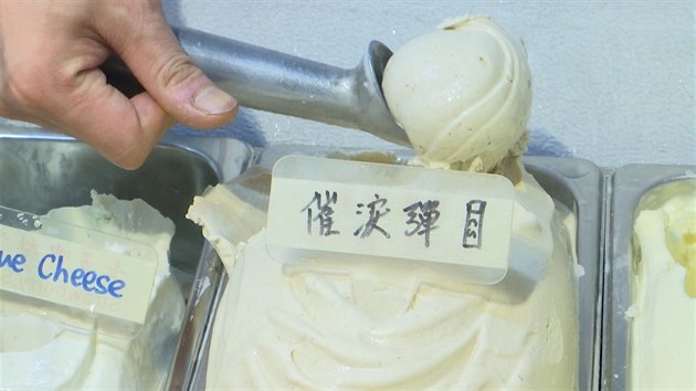 V Hong Kongu prodvaj zmrzlinu s pchut slznho plynu. (15. kvtna 2020)