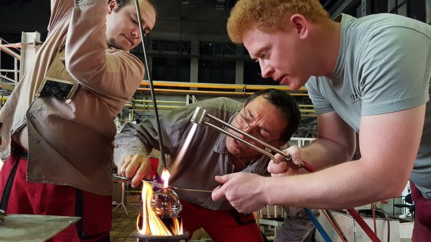 Karlovarsk� skl�rna Moser za�ala postupn� obnovovat v�robu, kterou p�ed n�kolika t�dny �pln� zastavila z d�vodu pandemie koronaviru. (11. kv�tna 2020)