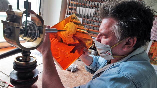 Karlovarsk� skl�rna Moser za�ala postupn� obnovovat v�robu, kterou p�ed n�kolika t�dny �pln� zastavila z d�vodu pandemie koronaviru. (11. kv�tna 2020)