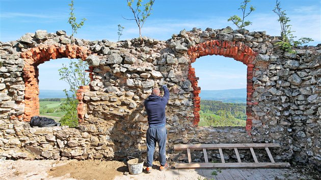 Pracovníci Stavební hutě Hartenberg provádějí sanaci hradu Andělská Hora.