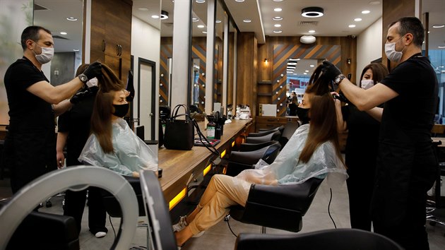 V tureckém Istanbulu se mohla od pondělí zákazníkům otevřít místní kadeřnictví. (11. května 2020)