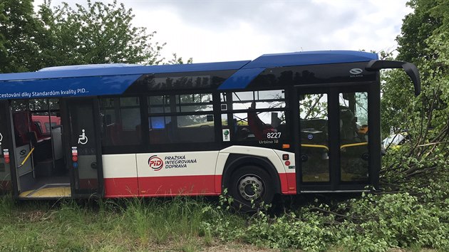 U obce Podolanka nedaleko Prahy se v ter v podveer srazil autobus s osobnm autem. Pi nehod se zranilo pt lid, z toho jeden mu vn. (19. kvtna 2020)