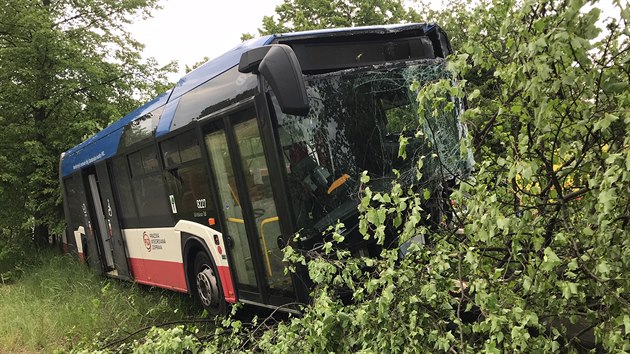 U obce Podolanka nedaleko Prahy se v úterý v podvečer srazil autobus s osobním autem. Při nehodě se zranilo pět lidí, z toho jeden muž vážně. (19. května 2020)