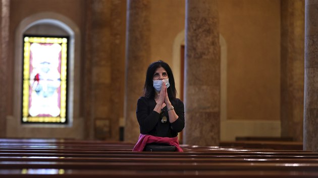 ena se modl v katedrle v libanonskm Bejrtu. (10. kvtna)