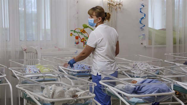 Pečovatelky se na klinice Biotexcom v Kyjevě starají o děti, jejichž biologičtí rodiče si pro ně nemohou kvůli koronaviru přijet. (14. května 2020)