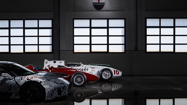 Prototyp Maserati MC20 vzdv hold slavnmu zvodnkovi, siru Stirlingu Mossovi.