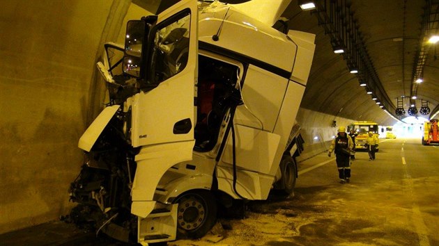 V Komořanském tunelu na Pražském okruhu havaroval kamion, spolujezdec řidiče zemřel (16. května 2020).