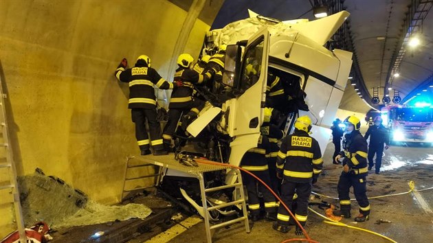 Nehoda kamionu v Komoanskm tunelu (16. kvtna 2020)