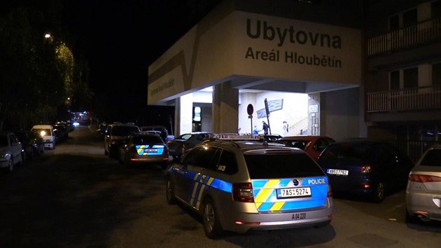 Policisté a záchranáři vyjížděli na ubytovnu v Hloubětíně. Při sporu tam byl pobodán 30letý muž (16. května 2020).