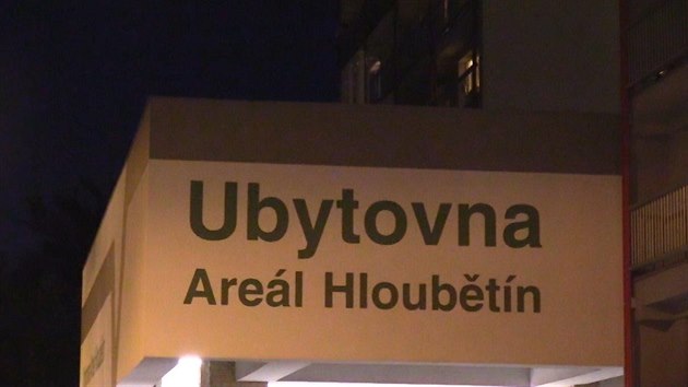 Policist a zchrani vyjdli na ubytovnu v Hloubtn. Pi sporu tam byl pobodn 30let mu (16. kvtna 2020).