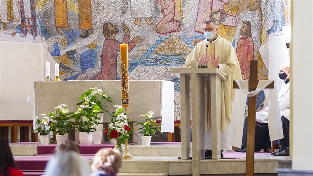 Lidé mohou opět do kostelů na mši. Takto v neděli vypadala mše svatá v kostele sv. Filipa a Jakuba ve Zlíně a přípravy na ni (17. května 2020).