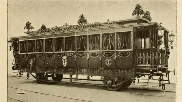 Pohřební tramvaj z Říma, píše se rok 1900.