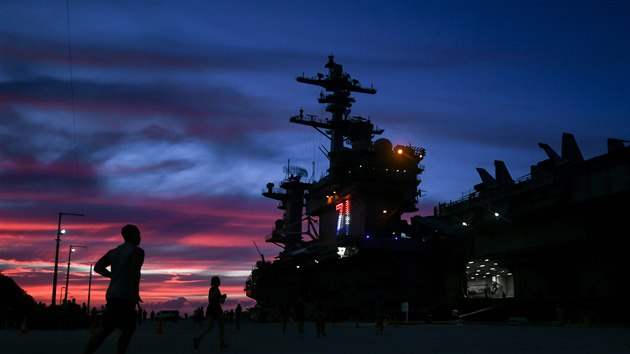 Opaten proti koronaviru na americk letadlov lodi USS Theodore Roosevelt