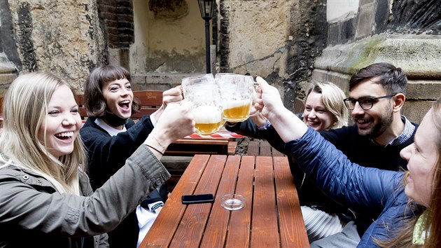 Znovuoteven zahrdky Restaurace U Pinkas  jedn z nejstarch plzeskch restaurac v Praze. V pondl 11. kvtna kon nkter opaten nazen vldou. Otevou se velk obchody, kina, galerie a muzea. Do kol se mohou vrtit studenti poslednch ronk, otevou se nkter sociln sluby, kadenictv a tak venkovn zahrdky nkterch restaurac. (11. kvtna 2020)