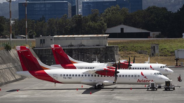 Letouny společnosti Avianca čekají na odlet na letišti La Aurora v Guatemala City. (17. března 2020)