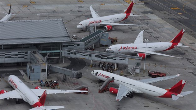 Letadla kolumbijské společnosti Avianca na mezinárodním letišti El Dorado v Bogotě. Firma žádala o pomoc kolumbijskou vládu, vaz jí nakonec srazila situace v letecké dopravě vyvolaná koronavirem (7. dubna 2020)