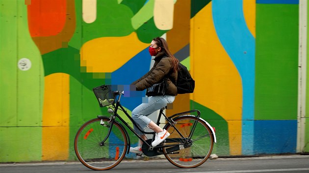 Žena na kole projíždí Bruselem v době koronavirové krize. (16. dubna 2020)